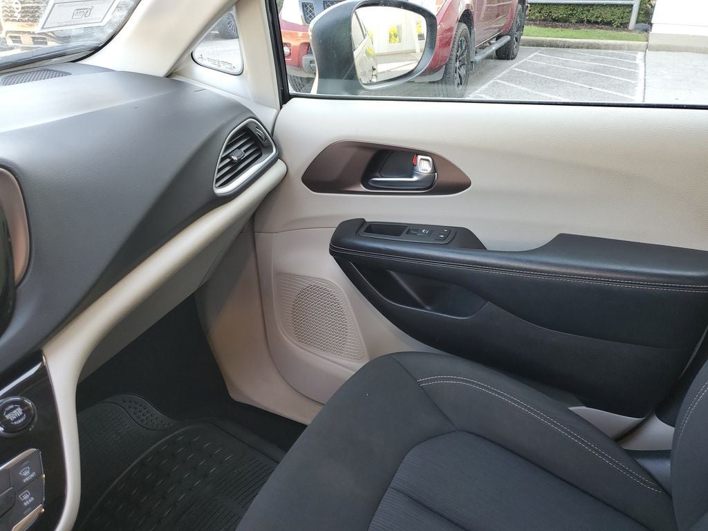 2022 Chrysler Voyager LX