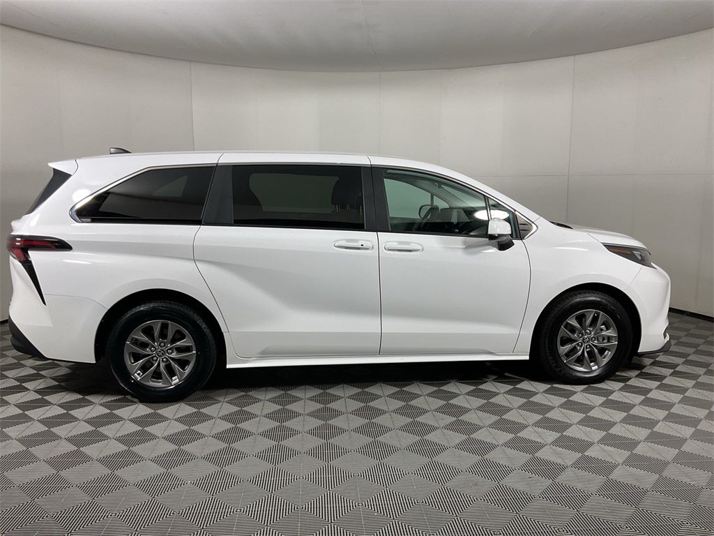 2024 Toyota Sienna LE 8 Passenger