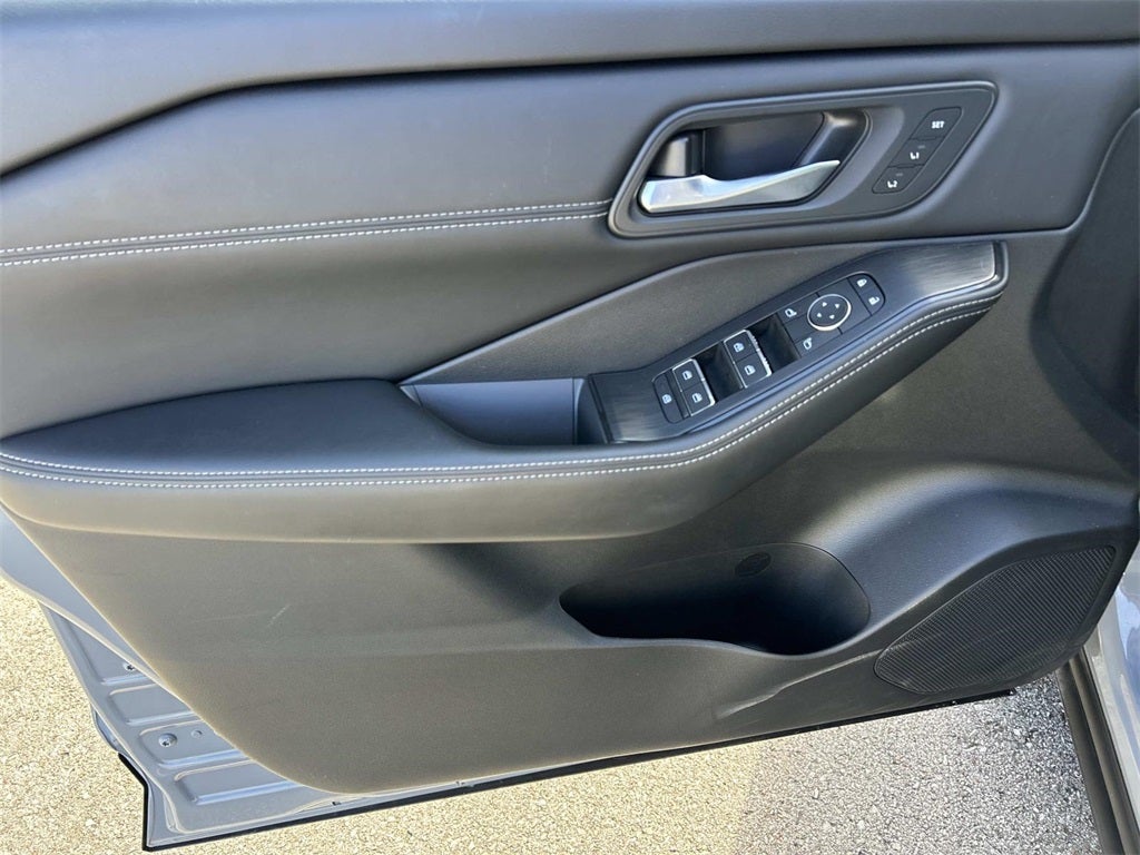 2025 Nissan Rogue SL Premium