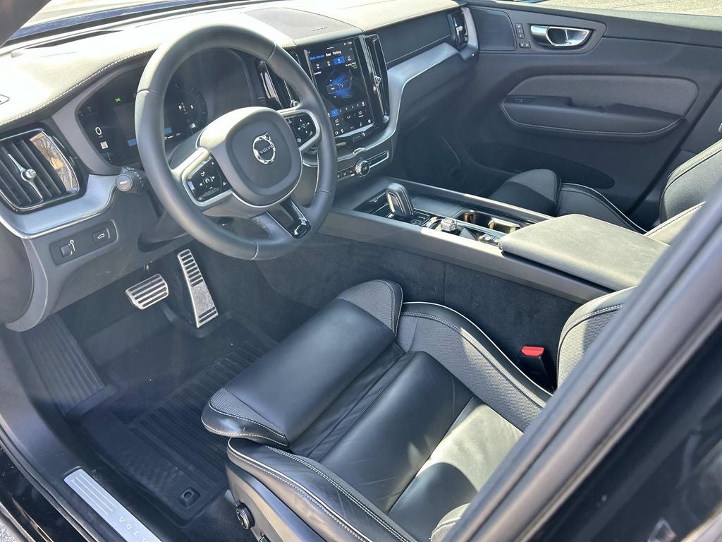 2022 Volvo XC60 R-Design