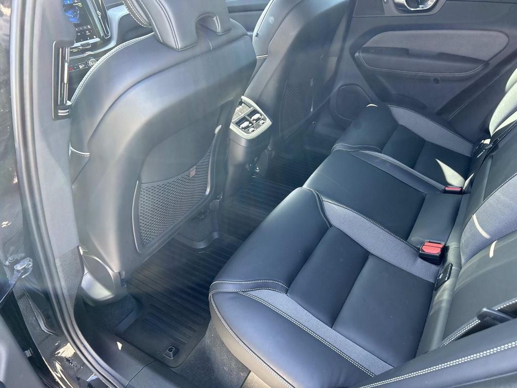 2022 Volvo XC60 R-Design