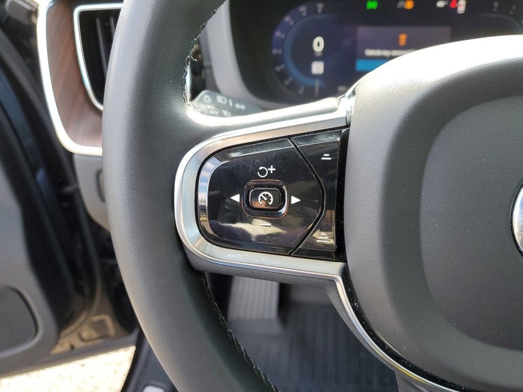 2024 Volvo XC60 B5 Ultimate Dark Theme