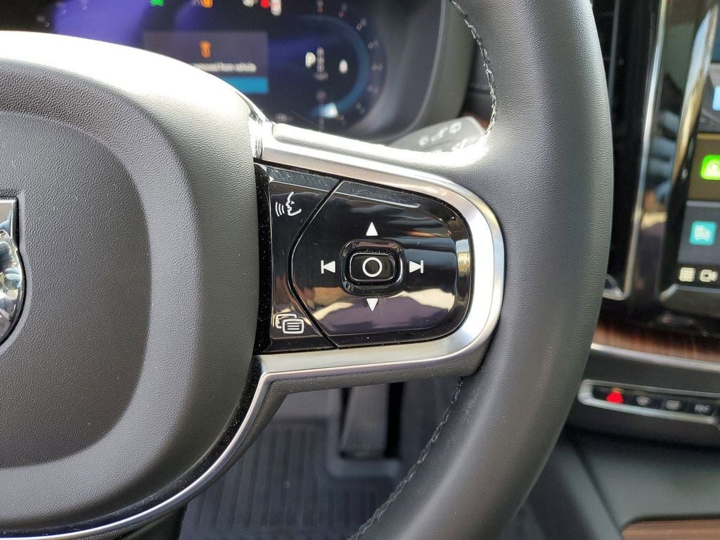 2024 Volvo XC60 B5 Ultimate Dark Theme