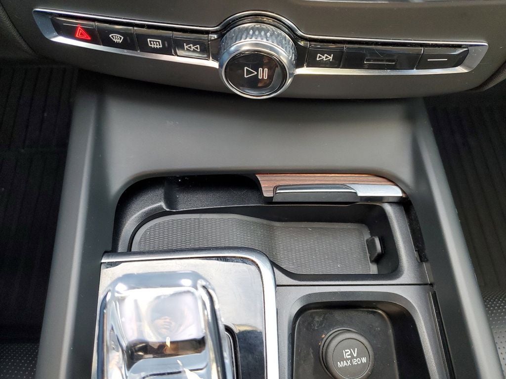 2024 Volvo XC60 B5 Ultimate Dark Theme