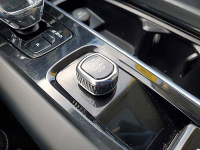 2024 Volvo XC60 B5 Ultimate Dark Theme