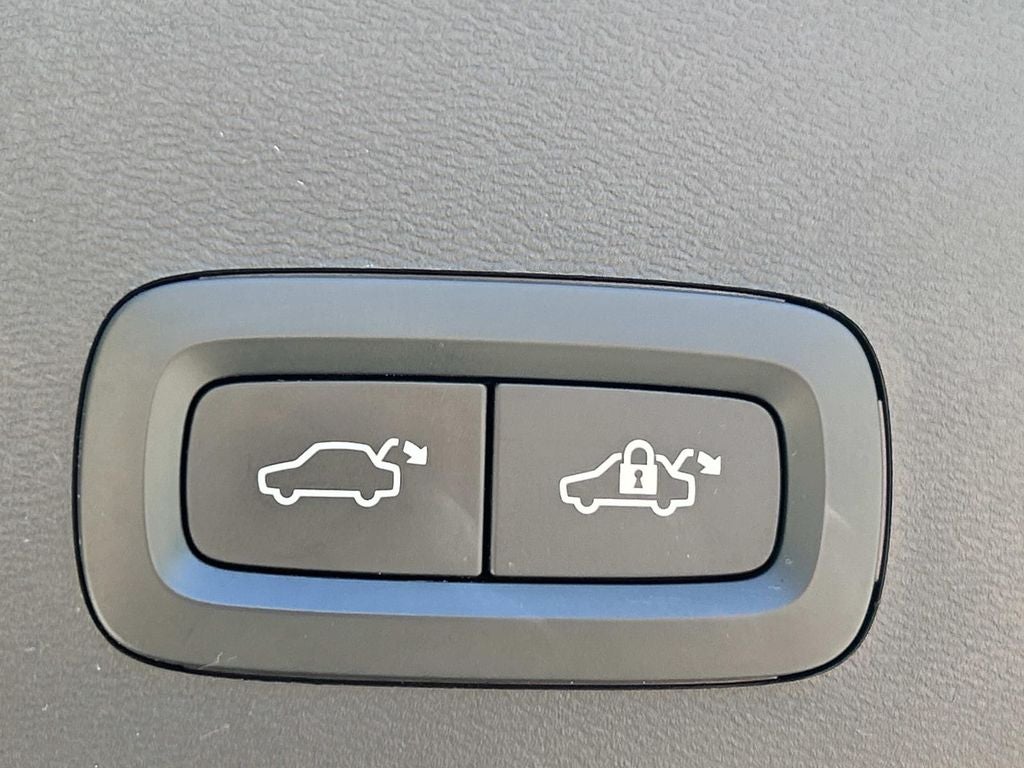 2024 Volvo XC40 B5 Plus Bright Theme