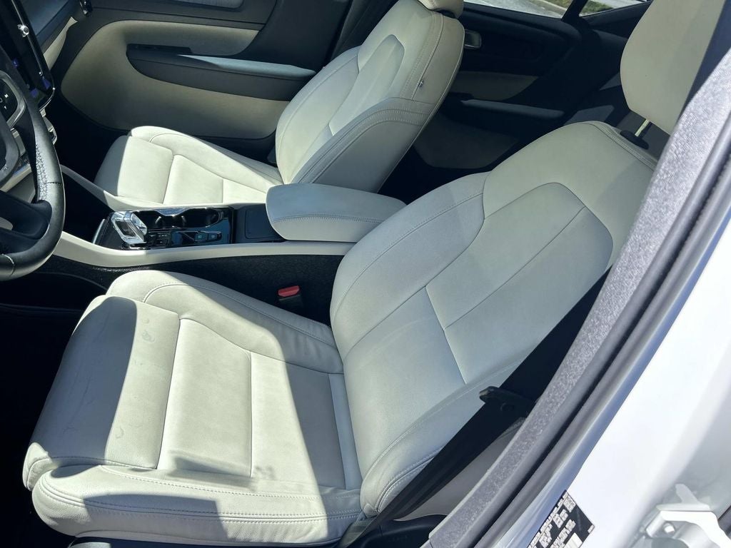 2024 Volvo XC40 B5 Plus Bright Theme