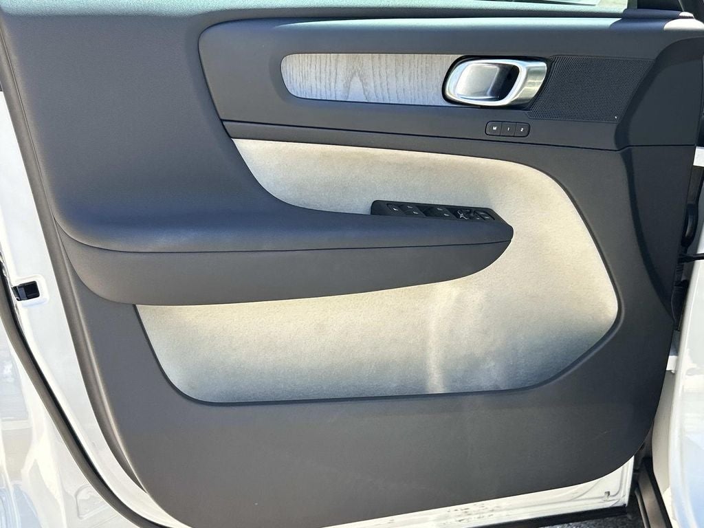2024 Volvo XC40 B5 Plus Bright Theme