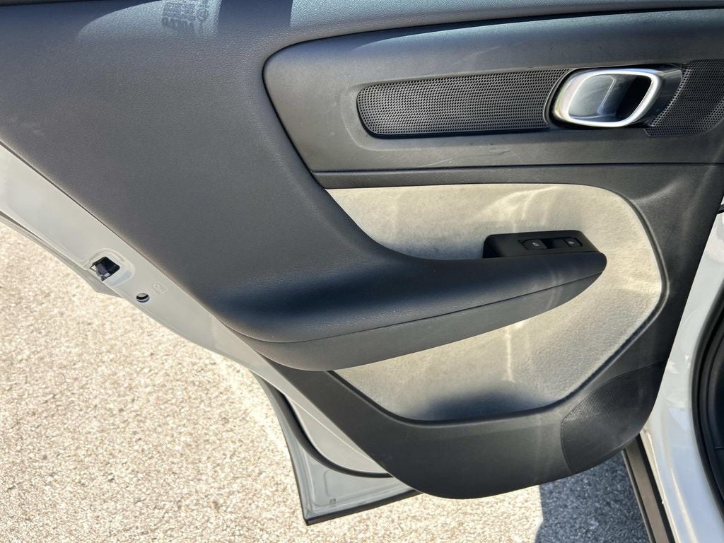 2024 Volvo XC40 B5 Plus Bright Theme