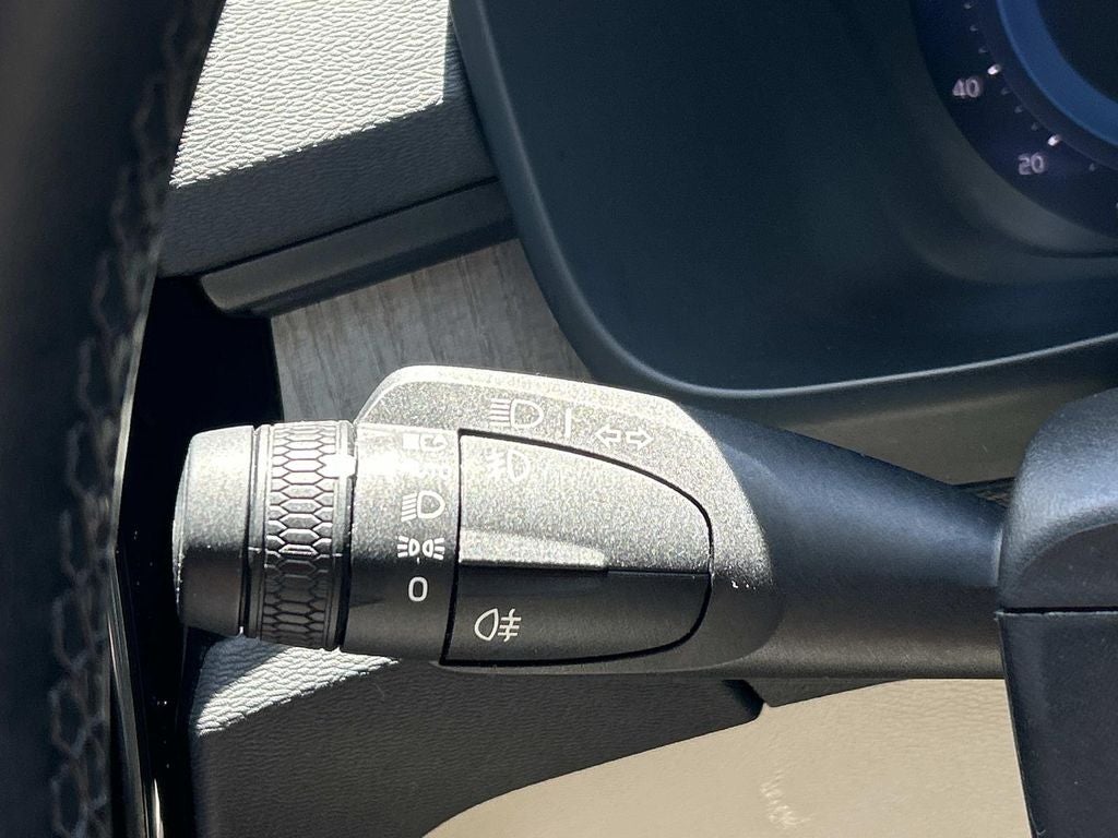 2024 Volvo XC40 B5 Plus Bright Theme