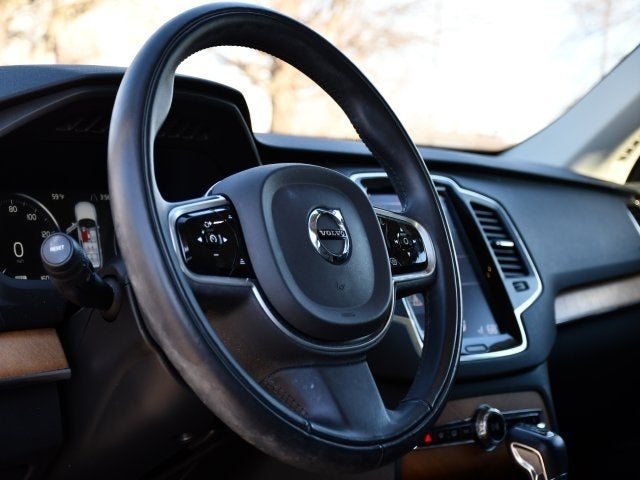 2022 Volvo XC90 T6 Momentum