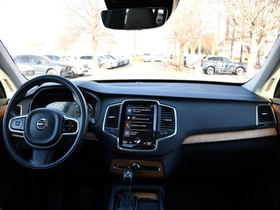 2022 Volvo XC90 T6 Momentum