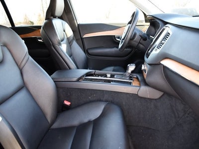 2022 Volvo XC90 T6 Momentum
