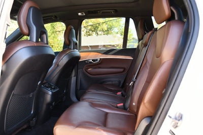 2022 Volvo XC90 T6 Momentum