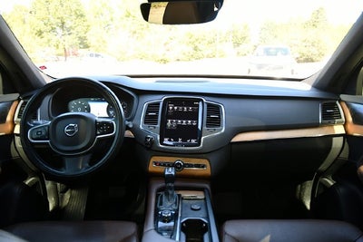 2022 Volvo XC90 T6 Momentum