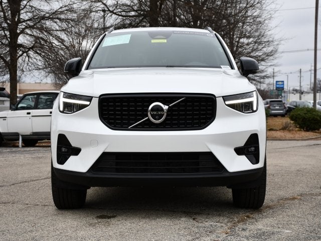 2025 Volvo XC40 B5 Plus Dark Theme