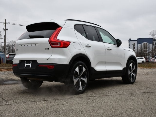 2025 Volvo XC40 B5 Plus Dark Theme
