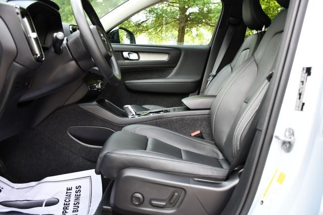 2025 Volvo XC40 B5 Plus Dark Theme