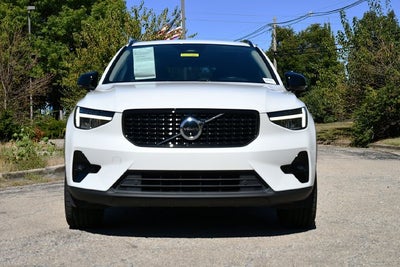 2025 Volvo XC40 B5 Plus Dark Theme