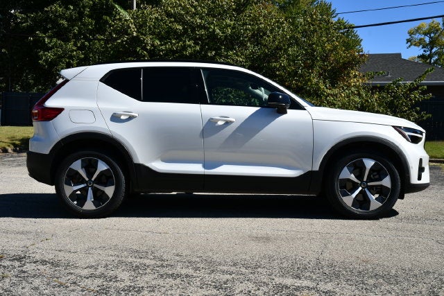 2025 Volvo XC40 B5 Plus Dark Theme