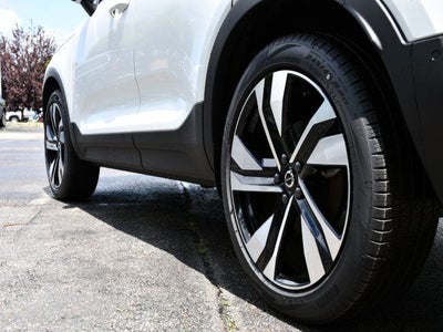 2025 Volvo XC40 B5 Plus Dark Theme