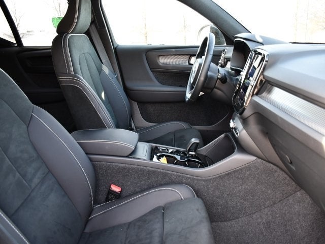 2025 Volvo XC40 B5 Plus Dark Theme