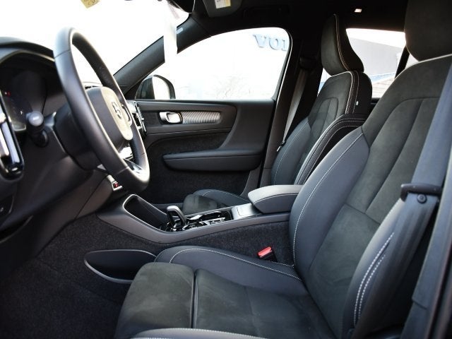 2025 Volvo XC40 B5 Plus Dark Theme