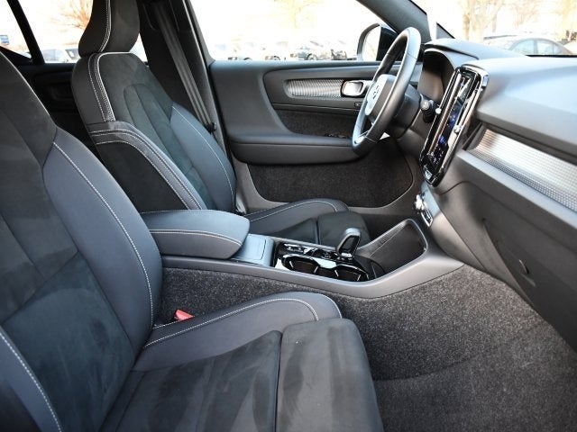 2025 Volvo XC40 B5 Plus Dark Theme