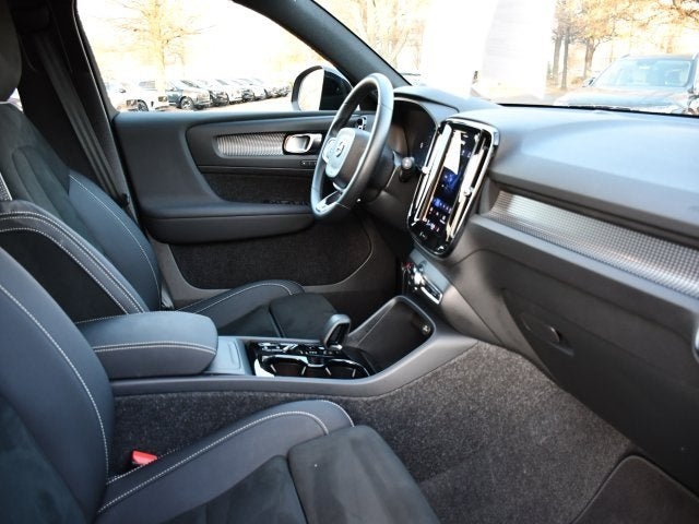 2025 Volvo XC40 B5 Plus Dark Theme