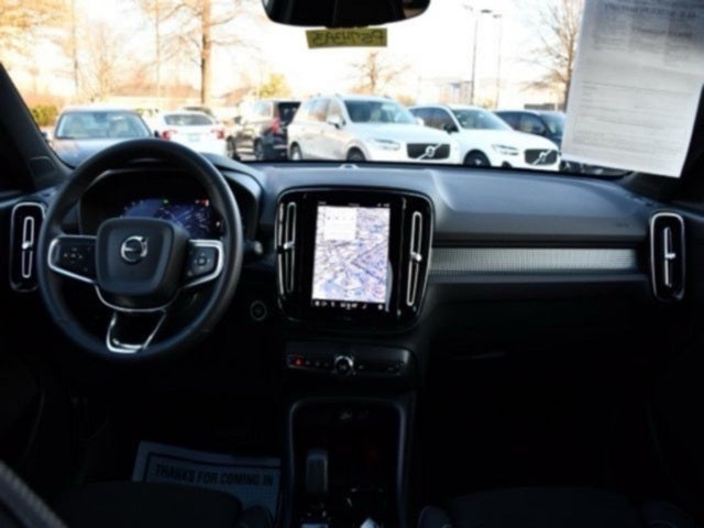 2025 Volvo XC40 B5 Plus Dark Theme