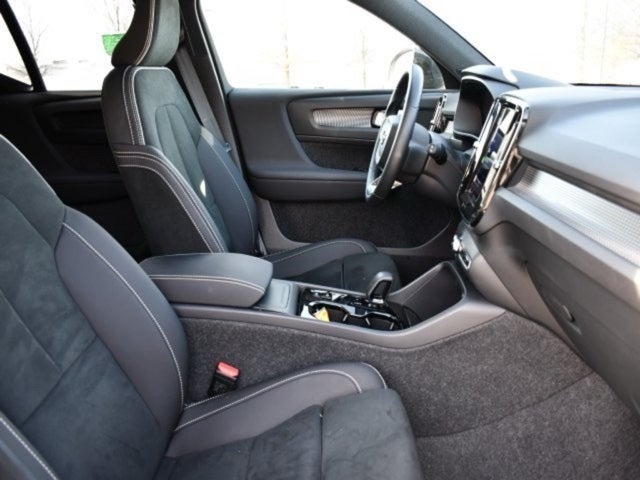 2025 Volvo XC40 B5 Plus Dark Theme