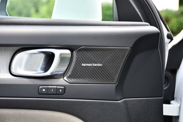 2024 Volvo XC40 B5 Plus Bright Theme