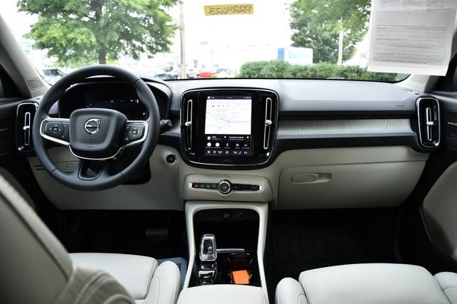 2024 Volvo XC40 B5 Plus Bright Theme