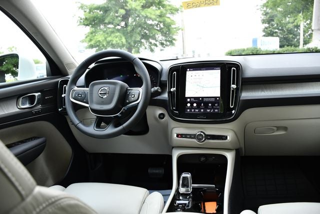 2024 Volvo XC40 B5 Plus Bright Theme