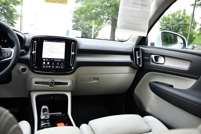 2024 Volvo XC40 B5 Plus Bright Theme