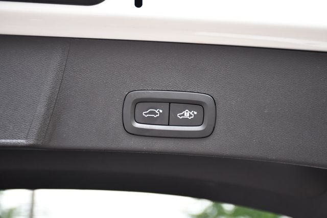 2024 Volvo XC40 B5 Plus Bright Theme