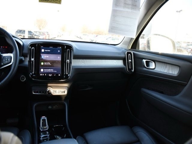 2025 Volvo XC40 B5 Plus Bright Theme