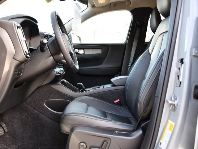 2025 Volvo XC40 B5 Core