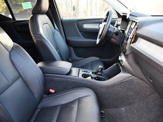 2025 Volvo XC40 B5 Core