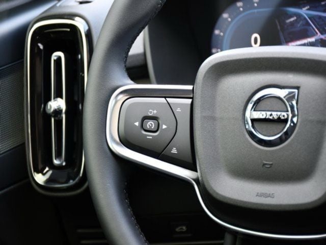 2025 Volvo XC40 B5 Core