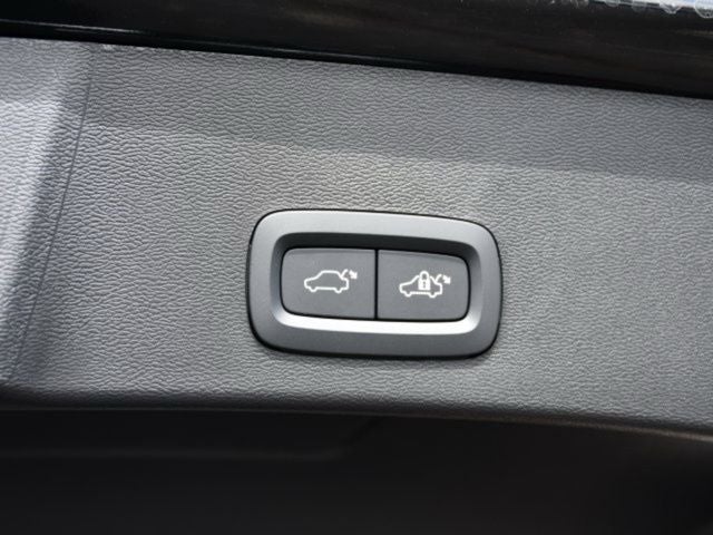 2025 Volvo XC40 B5 Core