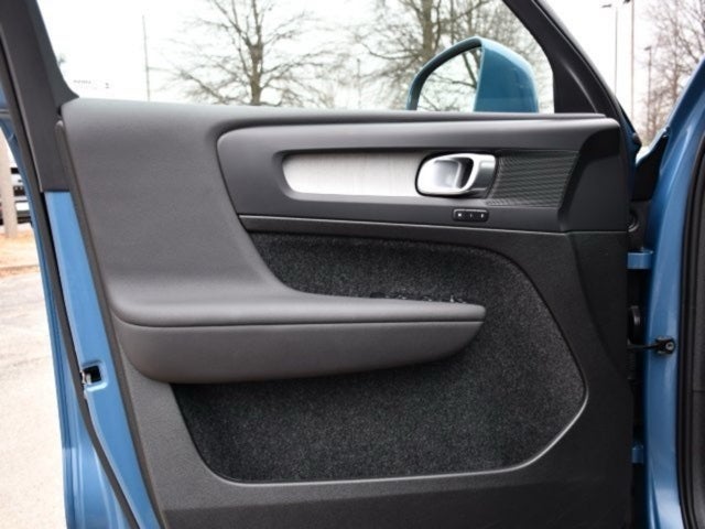 2025 Volvo XC40 B5 Core