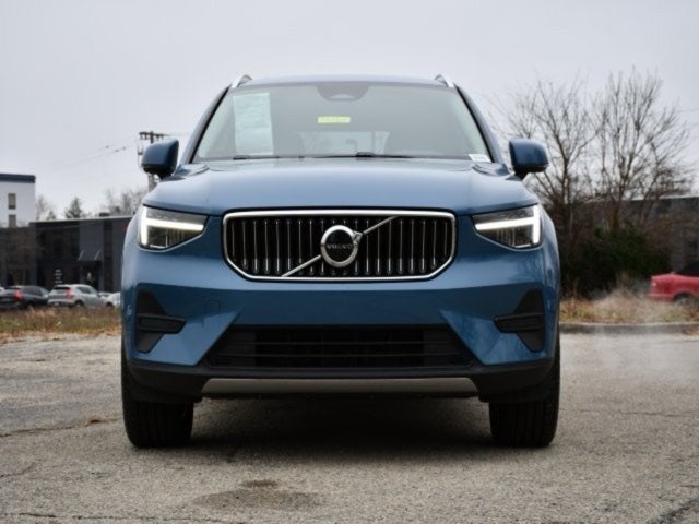 2025 Volvo XC40 B5 Core