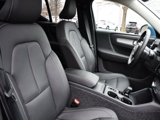 2025 Volvo XC40 B5 Core