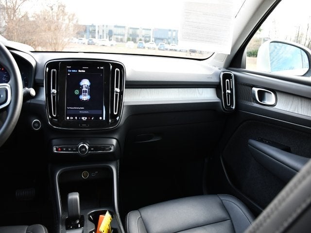 2025 Volvo XC40 B5 Core