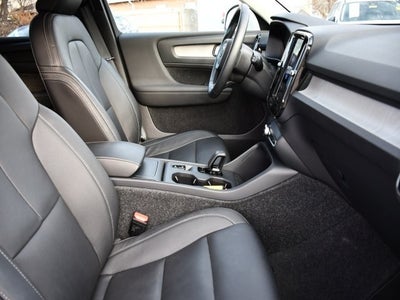 2025 Volvo XC40 B5 Core