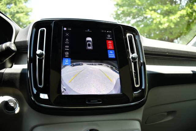 2023 Volvo XC40 B5 Plus Dark Theme