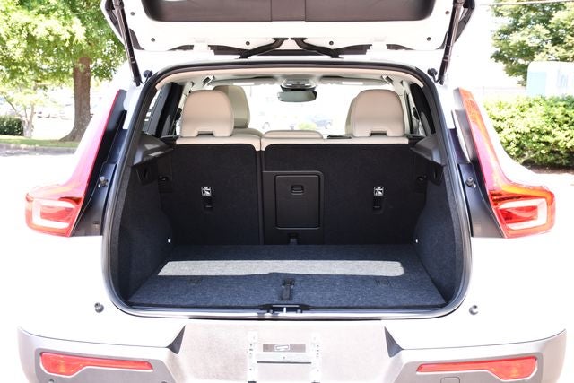 2023 Volvo XC40 B5 Plus Dark Theme