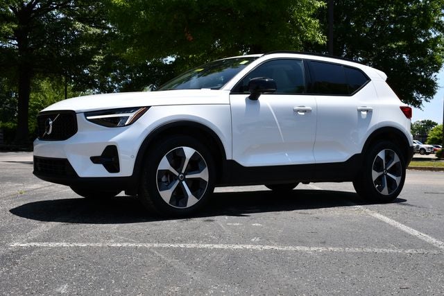 2023 Volvo XC40 B5 Plus Dark Theme