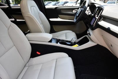 2023 Volvo XC40 B5 Plus Dark Theme